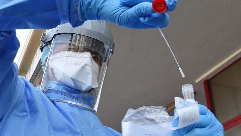 Un sanitario, durante la realizaci&oacute;n de un test