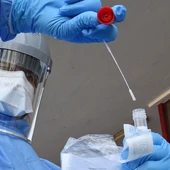 Un sanitario, durante la realización de un test. Un sanitario, durante la realización de un test.