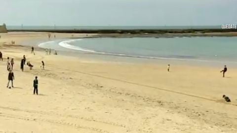 Ni&ntilde;os en la playa 