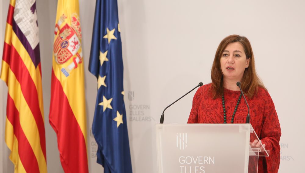 La Presidenta del Govern, Francina Armengol, en rueda de prensa tras reunirse este domingo con Pedro Sánchez y el resto de Comunidades autónomas. 