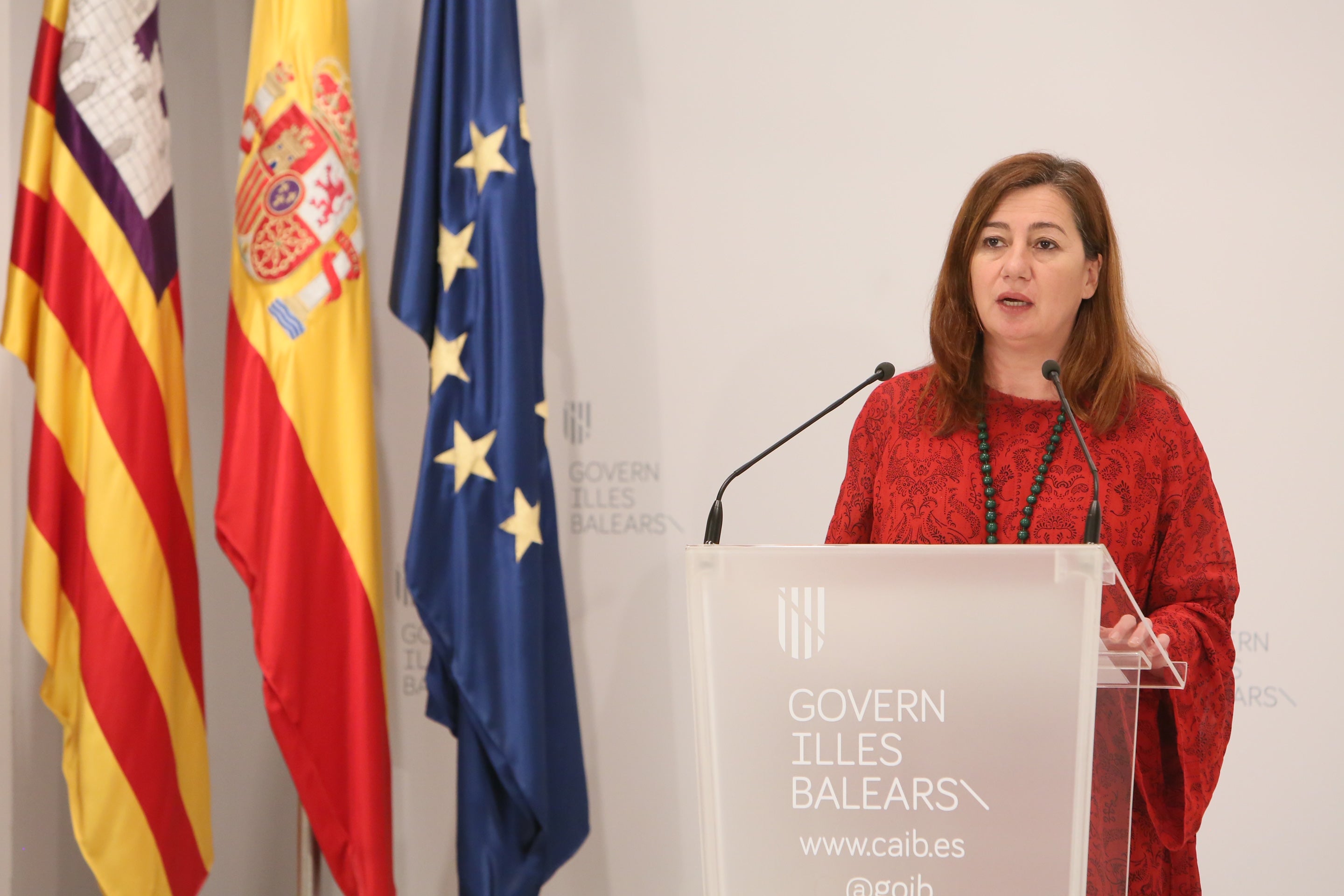 Armengol pide a Sánchez el control de horarios y la apertura segura de los aeropuertos Armengol pide a Sánchez el control de horarios y la apertura segura de los aeropuertos