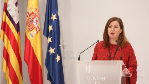 La Presidenta del Govern, Francina Armengol, en rueda de prensa tras reunirse este domingo con Pedro S&aacute;nchez y el resto de Comunidades aut&oacute;nomas. 