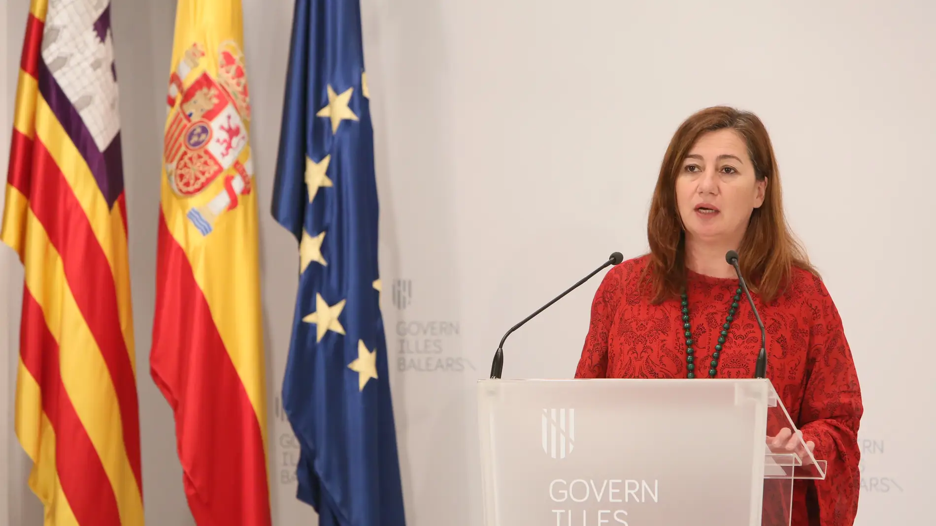 La Presidenta del Govern, Francina Armengol, en rueda de prensa tras reunirse este domingo con Pedro Sánchez y el resto de Comunidades autónomas. 