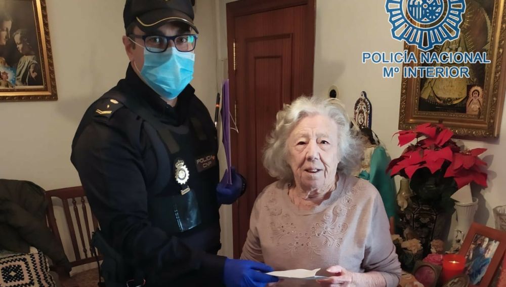 La policía de Sevilla lleva las pensiones a los ancianos a su casa