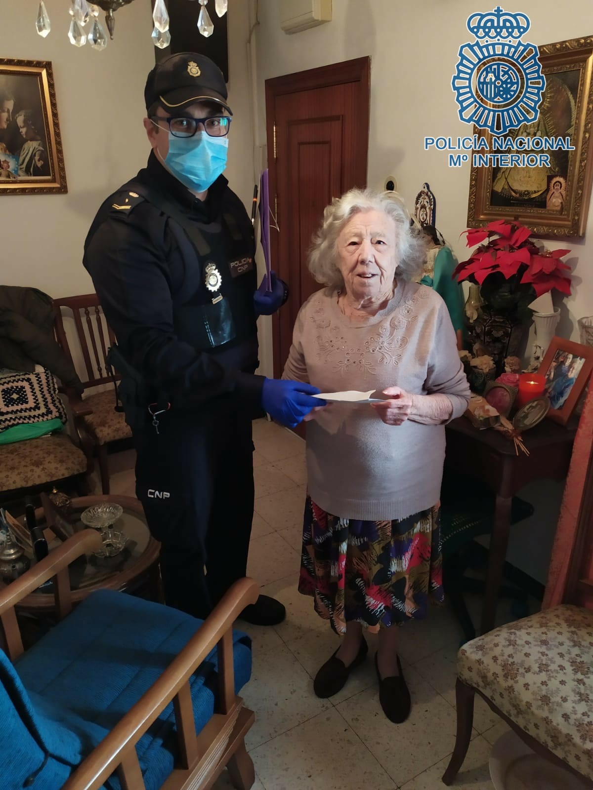 La Policía de Sevilla realiza gestiones bancarias para personas que no pueden salir La Policía de Sevilla realiza gestiones bancarias para personas que no pueden salir