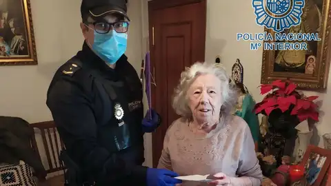 La policía de Sevilla lleva las pensiones a los ancianos a su casa AYUDA A LAS PERSONAS VULNERABLES