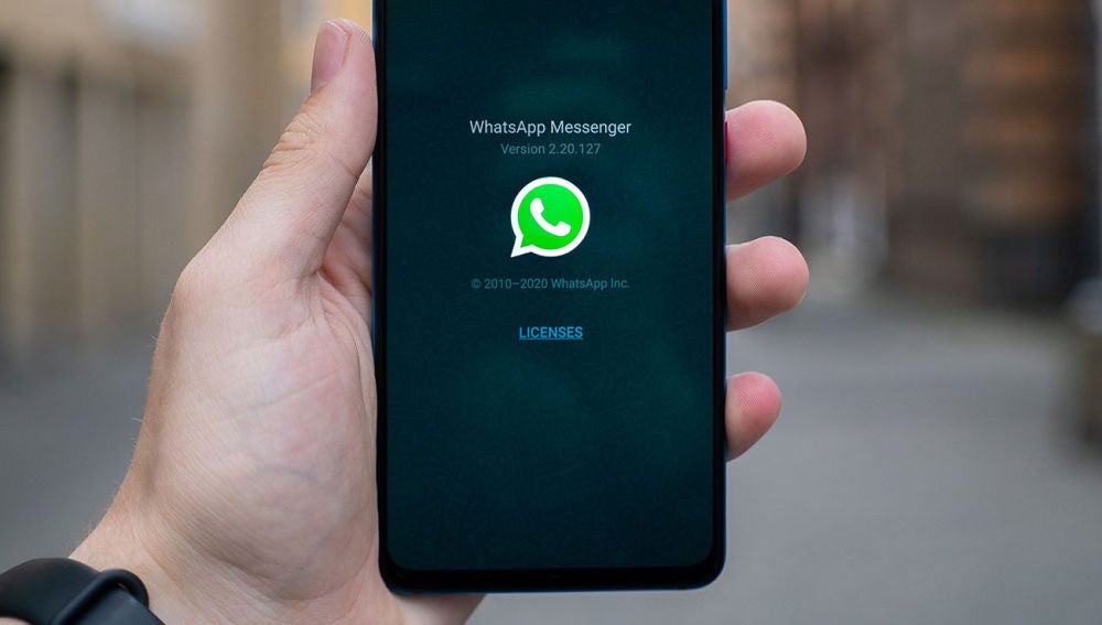 Un móvil con WhatsApp