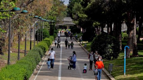 Familias paseando en el parque Jard&iacute;n del Turia de Valencia