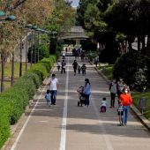 Familias paseando en el parque Jardín del Turia de Valencia