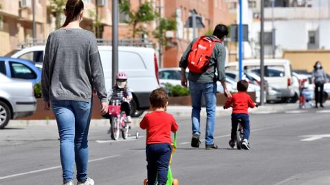 Una familia sale a la calle en Almer&iacute;a tras seis semanas de confinamiento.