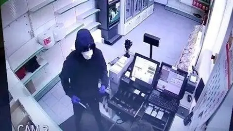 Imagen de uno de los detenidos en el momento en el que atracaba un establecimiento Imagen de uno de los detenidos en el momento en el que atracaba un establecimiento