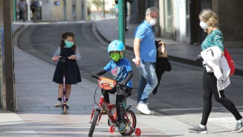 Ni&ntilde;os en Elche en plena crisis sanitaria del coronavirus,