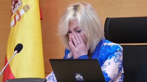  La consejera de Sanidad de la Junta de Castilla y Le&oacute;n, Ver&oacute;nica Casado, no puede contener las l&aacute;grimas al recordar a los sanitarios de la Comunidad fallecidos durante la pandemia del COVID-19