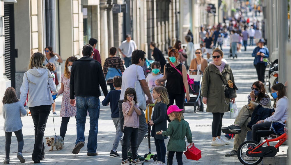 Niños paseando con sus padres en Barcelona durante el Estado de Alarma