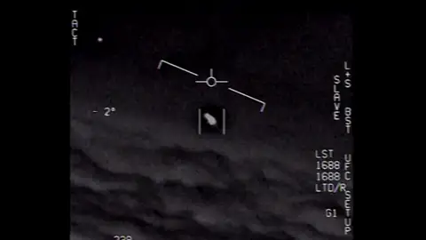 El Pentágono desclasifica tres vídeos de ovnis El Pentágono desclasifica tres vídeos de ovnis