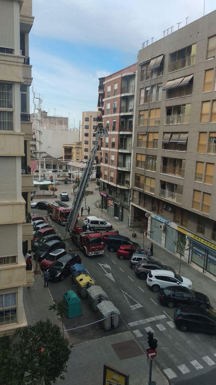 Una mujer permanece ingresada en el Hospital General de Elche por inhalación de humo a raíz del incendio originado en el salón de su casa Una mujer permanece ingresada en el Hospital General de Elche por inhalación de humo a raíz del incendio originado en el salón de su casa
