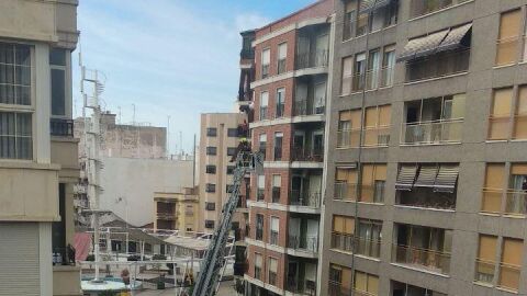 Intervenci&oacute;n de los bomberos en la calle Capti&aacute;n Antonio Mena de Elche.