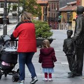 Una familia pasea por la plaza de la Catedral de León