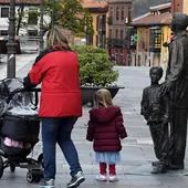 Una familia pasea por la plaza de la Catedral de León Una familia pasea por la plaza de la Catedral de León
