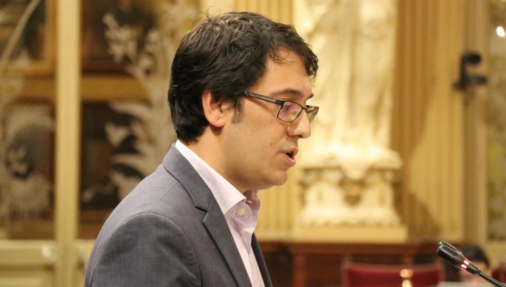 El Conseller de modelo económico, turismo y trabajo Iago Negueruela, durante su intervención en el Parlament balear.