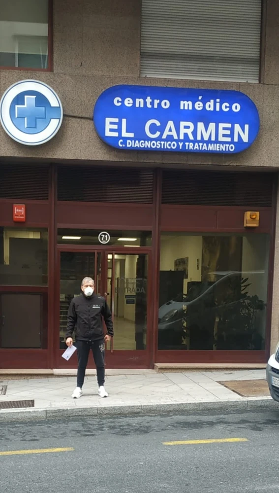 Bombeiro de Ourense saindo de facer as pruebas do Covid-19 de Centro Médico El Carmen