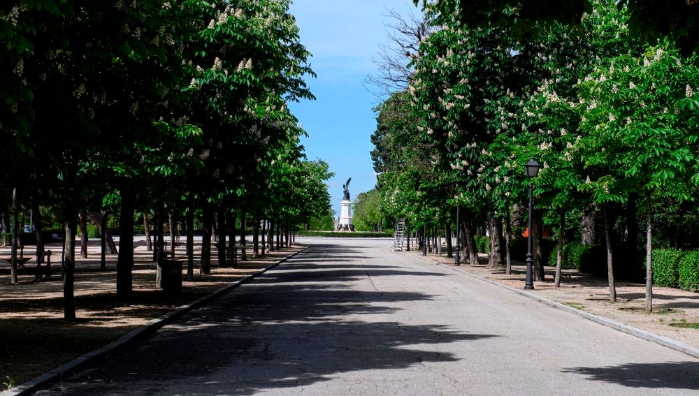  Vista del parque del Retiro de Madrid, cerrado a causa de las medidas del estado de alarma por el coronavirus. 