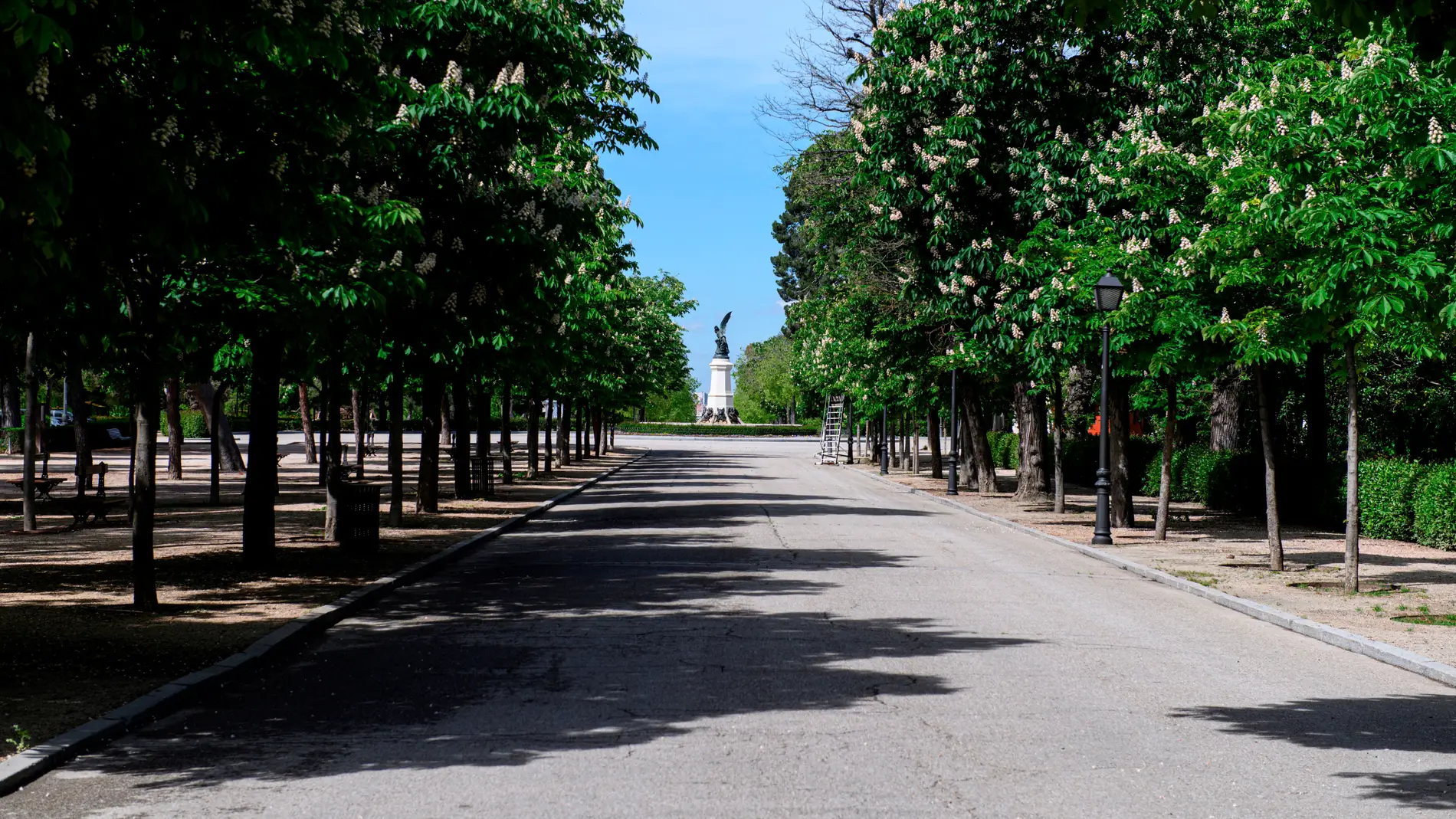  Vista del parque del Retiro de Madrid, cerrado a causa de las medidas del estado de alarma por el coronavirus. 