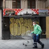 Un hombre con mascarilla frente a dos comercios cerrados por el coronavirus Un hombre con mascarilla frente a dos comercios cerrados por el coronavirus