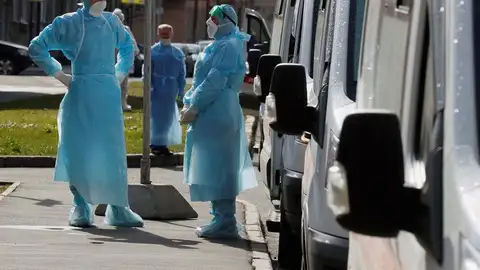 Médicos trabajando en la lucha contra el coronavirus Médicos trabajando en la lucha contra el coronavirus