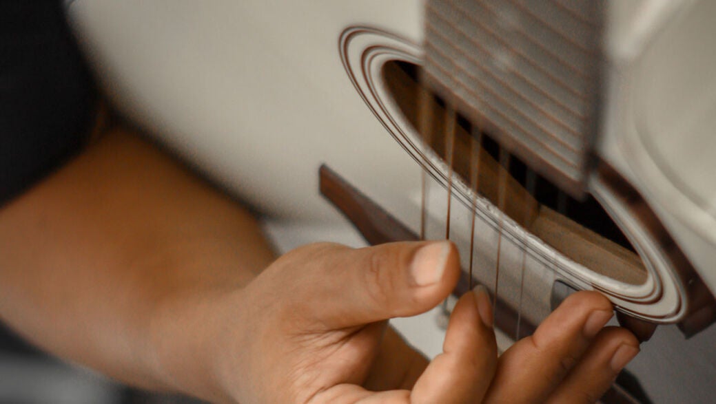 Tocando la guitarra