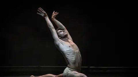 El bailarín Sergio Bernal, sobre el escenario en una imagen de archivo El bailarín Sergio Bernal, sobre el escenario en una imagen de archivo