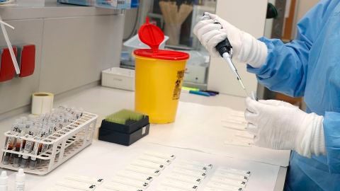 Imagen de un ensayo cl&iacute;nico en un laboratorio