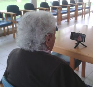 Abuela malagueña centenaria en una videollamada Abuela malagueña centenaria en una videollamada
