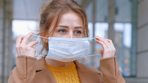 Mujer con mascarilla