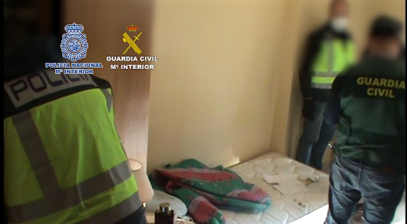 Chinos construían túneles para captar electricidad en sus cultivos de marihuana Chinos construían túneles para captar electricidad en sus cultivos de marihuana