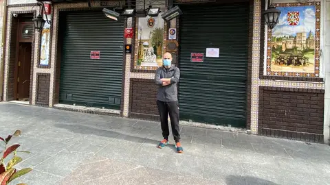Odón Martínez, del conocido restaurante Granaíno de Elche, con el cartel de 'Se traspasa' en la puerta de su negocio. Odón Martínez, del conocido restaurante Granaíno de Elche, con el cartel de 'Se traspasa' en la puerta de su negocio.