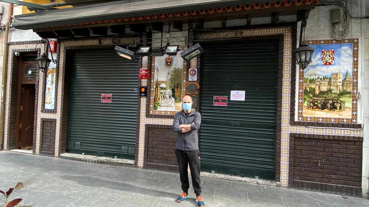 Odón Martínez, del conocido restaurante Granaíno de Elche, con el cartel de 'Se traspasa' en la puerta de su negocio. Odón Martínez, del conocido restaurante Granaíno de Elche, con el cartel de 'Se traspasa' en la puerta de su negocio.