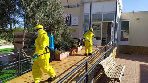 Los bomberos han participado en la desinfección de residencias de mayores Los bomberos han participado en la desinfección de residencias de mayores