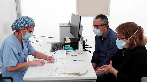 Una pareja, integrantes de uno de los hogares escogidos al azar por el Instituto Nacional de Estadística dentro del estudio a nivel nacional gratuito sobre seroprevalencia. Una pareja, integrantes de uno de los hogares escogidos al azar por el Instituto Nacional de Estadística dentro del estudio a nivel nacional gratuito sobre seroprevalencia.