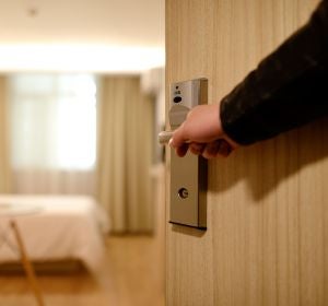 Una persona entra en una habitación de hotel Una persona entra en una habitación de hotel