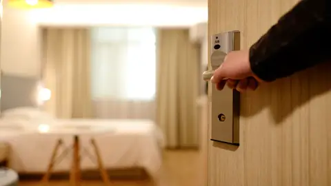 Una persona entra en una habitación. Una persona entra en una habitación de hotel