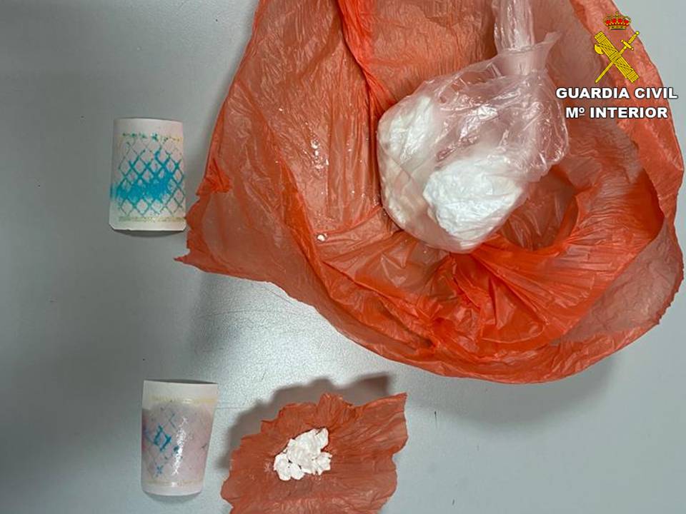 La Guardia Civil detiene a un hombre en Monóvar con más de 100 gramos de cocaína escondidos en el coche y dentro de un calcetín La Guardia Civil detiene a un hombre en Monóvar con más de 100 gramos de cocaína escondidos en el coche y dentro de un calcetín
