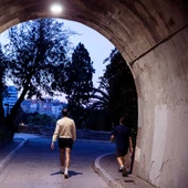 Unas personas pasean a primera hora de la mañana por el centro de Málaga dentro de la nueva normativa que permite hacer actividad en dos franjas horarias Unas personas pasean a primera hora de la mañana por el centro de Málaga dentro de la nueva normativa que permite hacer actividad en dos franjas horarias
