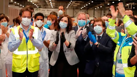 La presidenta de la Comunidad de Madrid, Isabel Díaz Ayuso, y el alcalde de Madrid, José Luis Rodriguez Almeida, entre otras autoridades, durante el acto de cierre en el interior del hospital de campaña del recinto ferial de Ifema La presidenta de la Comunidad de Madrid, Isabel Díaz Ayuso, y el alcalde de Madrid, José Luis Rodriguez Almeida, entre otras autoridades, durante el acto de cierre en el interior del hospital de campaña del recinto ferial de Ifema