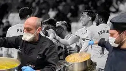 El Cocinero del Villarreal, Asier Manzano junto a compañeros en las cocinas del club. VILA-REAL