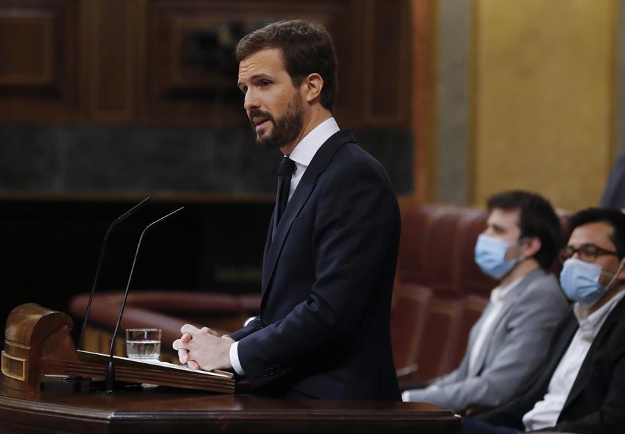 Casado acusa a Sánchez de actuar como "pollo sin cabeza" y de tener una "obsesión" con Madrid Casado acusa a Sánchez de actuar como "pollo sin cabeza" y de tener una "obsesión" con Madrid