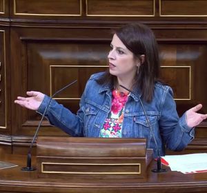 Adriana Lastra, a la bancada del PP: "¿Me estás amenazando, Echániz?" Adriana Lastra, a la bancada del PP: "¿Me estás amenazando, Echániz?"