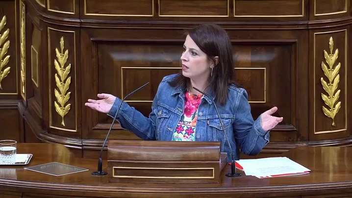 Adriana Lastra, a la bancada del PP: "¿Me estás amenazando, Echániz?" Adriana Lastra, a la bancada del PP: "¿Me estás amenazando, Echániz?"