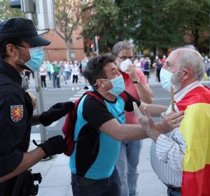 Vecinos del madrileño barrio de Moratalaz durante las protestas Vecinos del madrileño barrio de Moratalaz durante las protestas