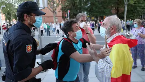 Vecinos del madrileño barrio de Moratalaz durante las protestas Vecinos del madrileño barrio de Moratalaz durante las protestas